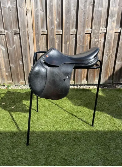 Prestige Italia “Paris” 16’5/17 inch Jumping Saddle.