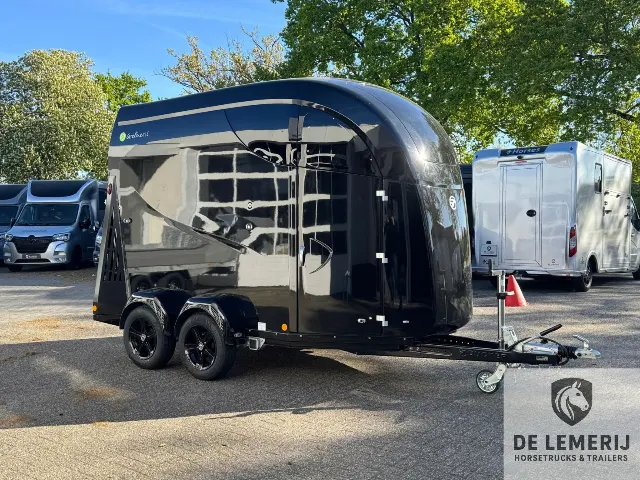 Bücker Careliner L Black Edition 2-Horse Trailer in stock!
