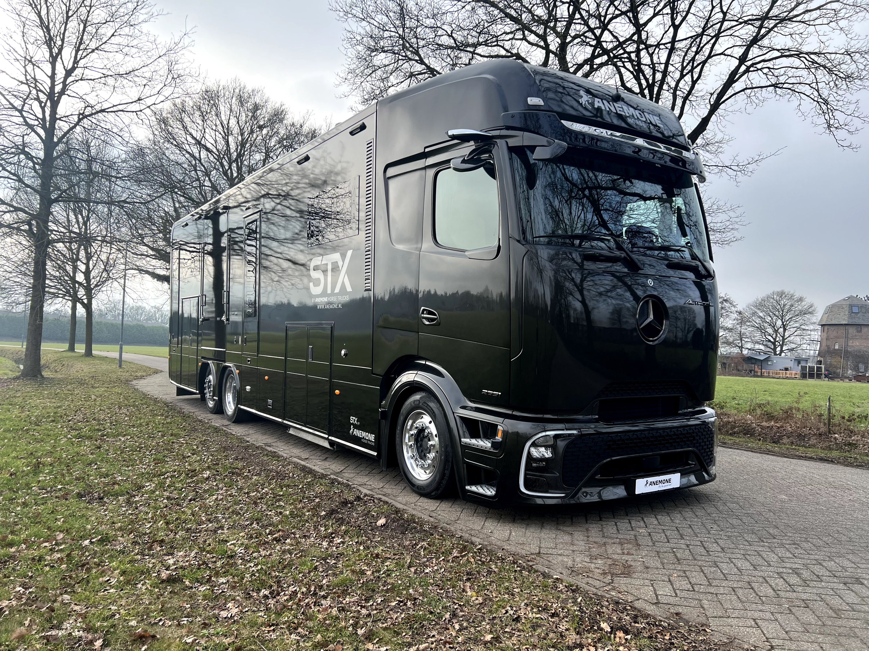 New model Mercedes Actros STX 6-horse + Luxury living Anemone (id:56)