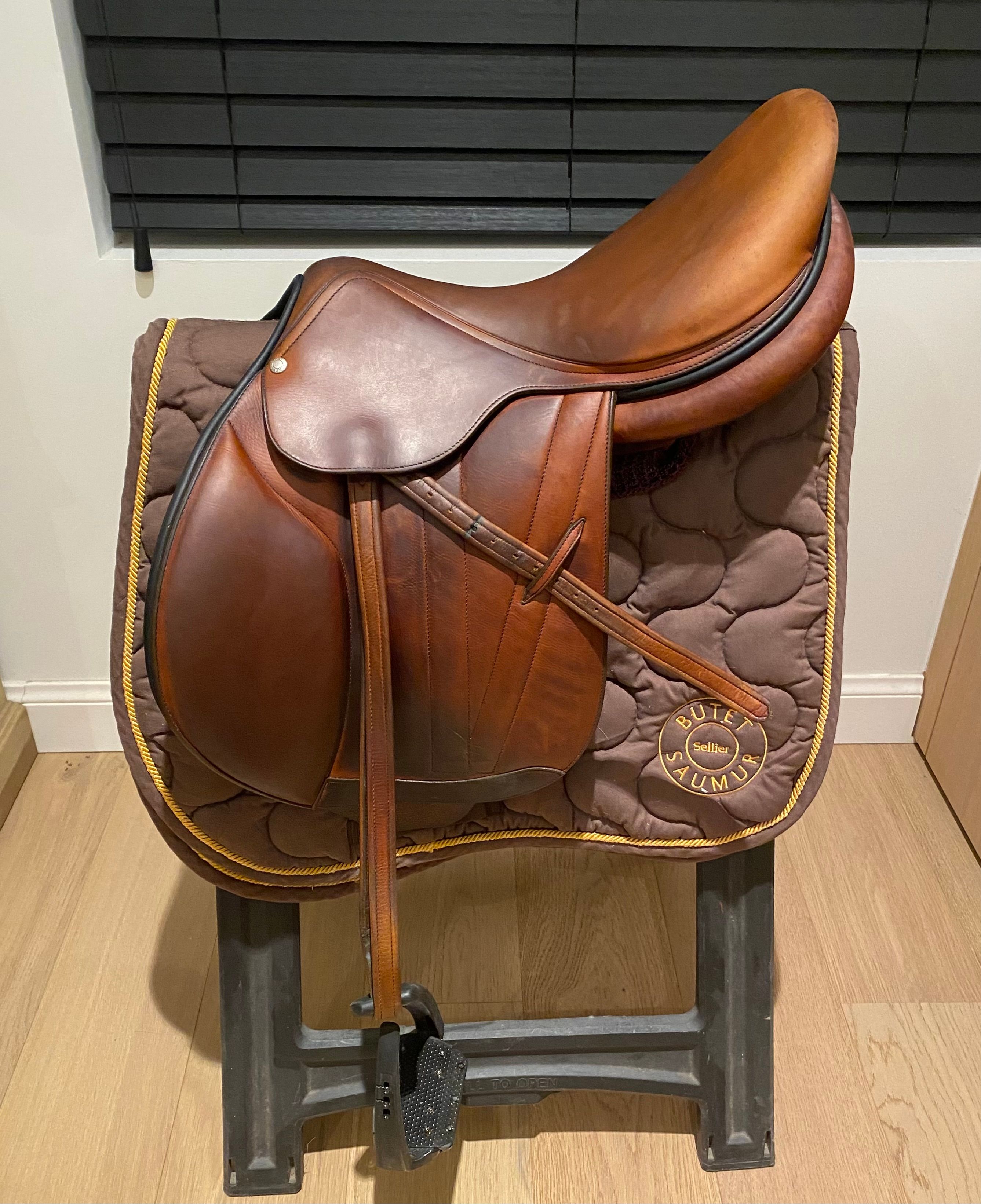Butet Saumur jumping saddle + accessories - Photo 3