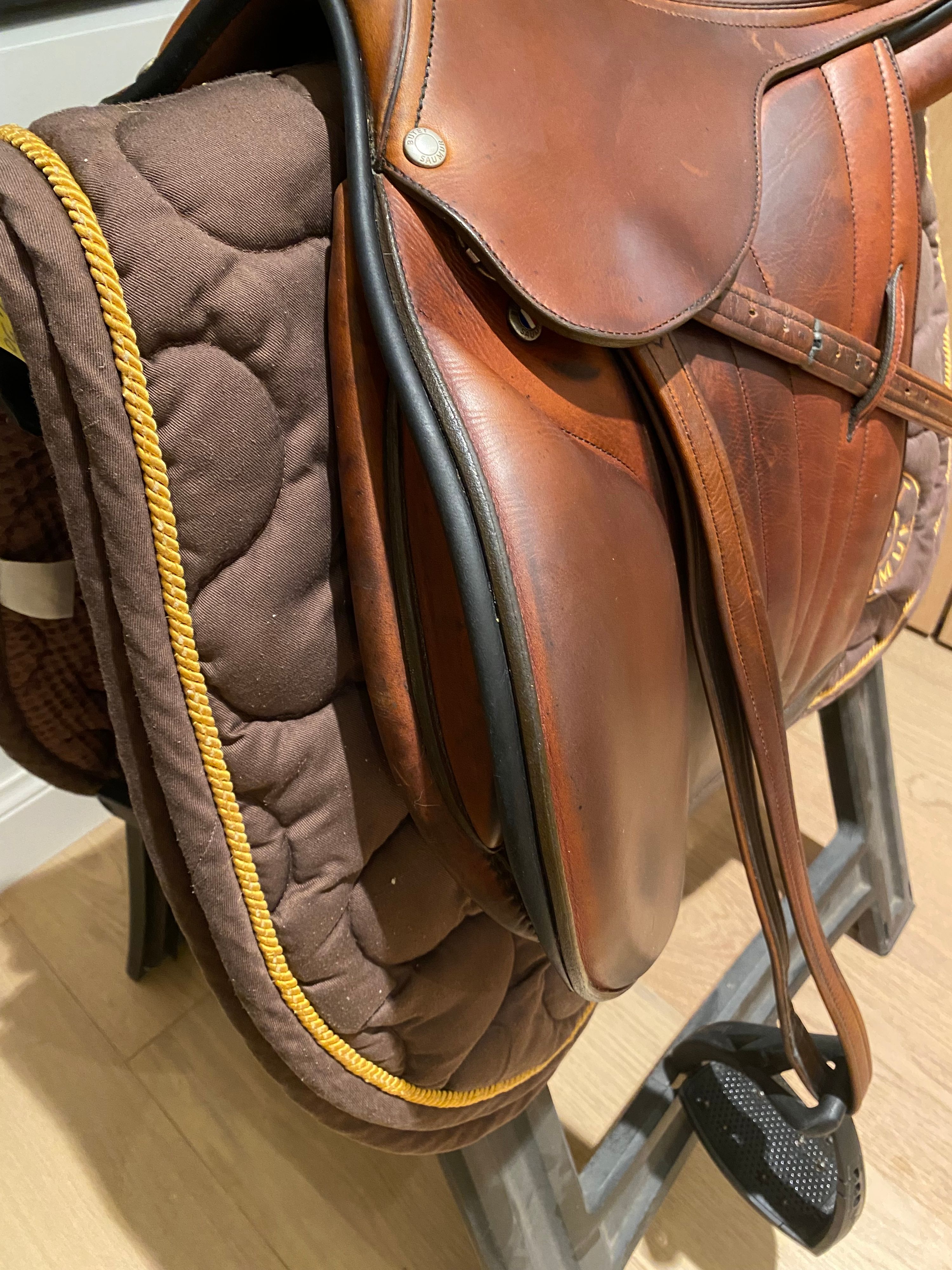 Butet Saumur jumping saddle + accessories - Photo 5