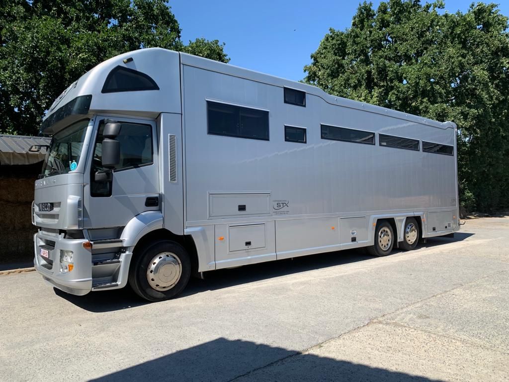Vrachtwagen STX 8 paarden en woonruimte