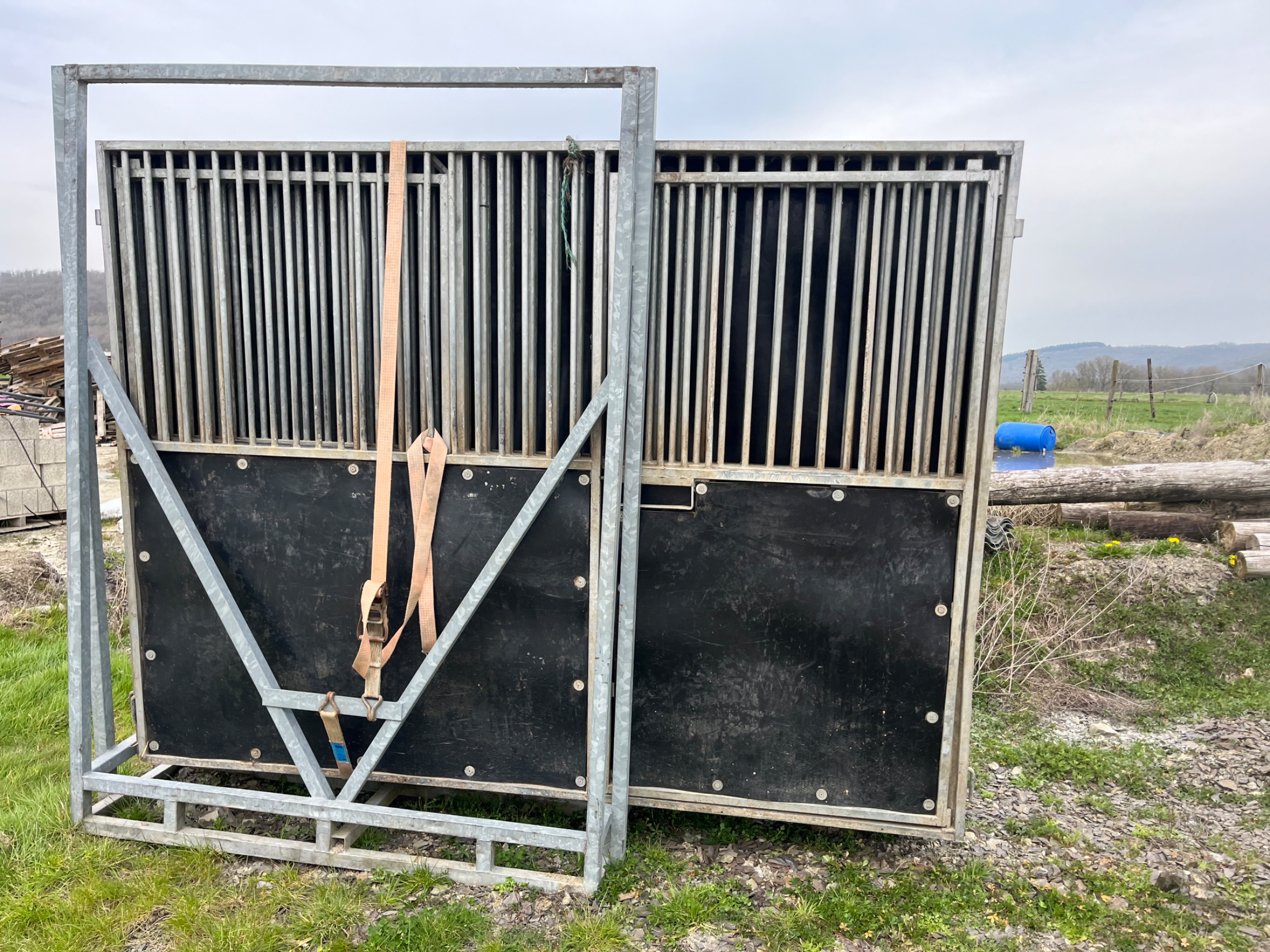 Mobile stable 6 to 7 stalls