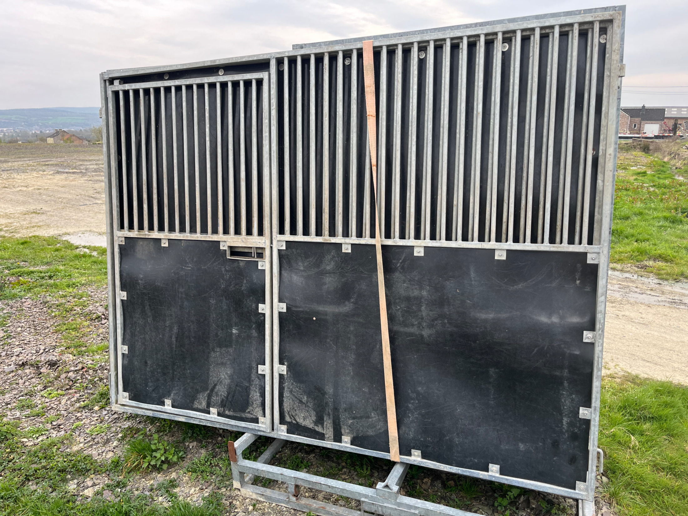 Mobile stable 6 to 7 stalls - Photo 3
