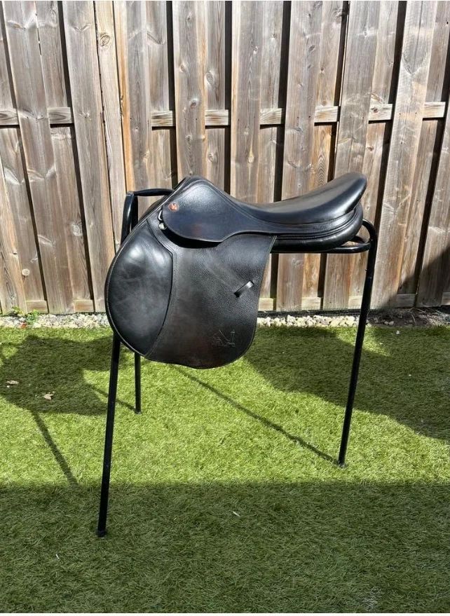 Prestige Italia “Paris” 16’5/17 inch Jumping Saddle.