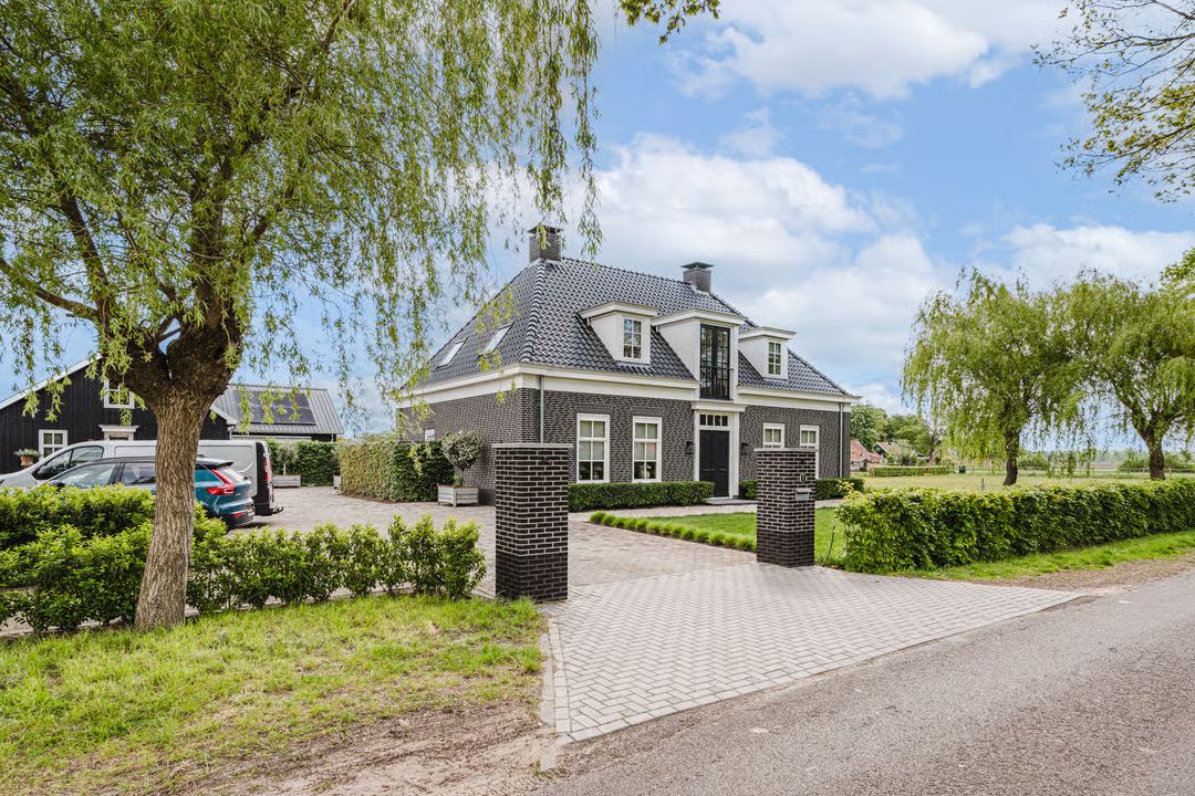 New classic manor house (Notariswoning) with land, outdoor arena with lighting and stables + business space or second house.