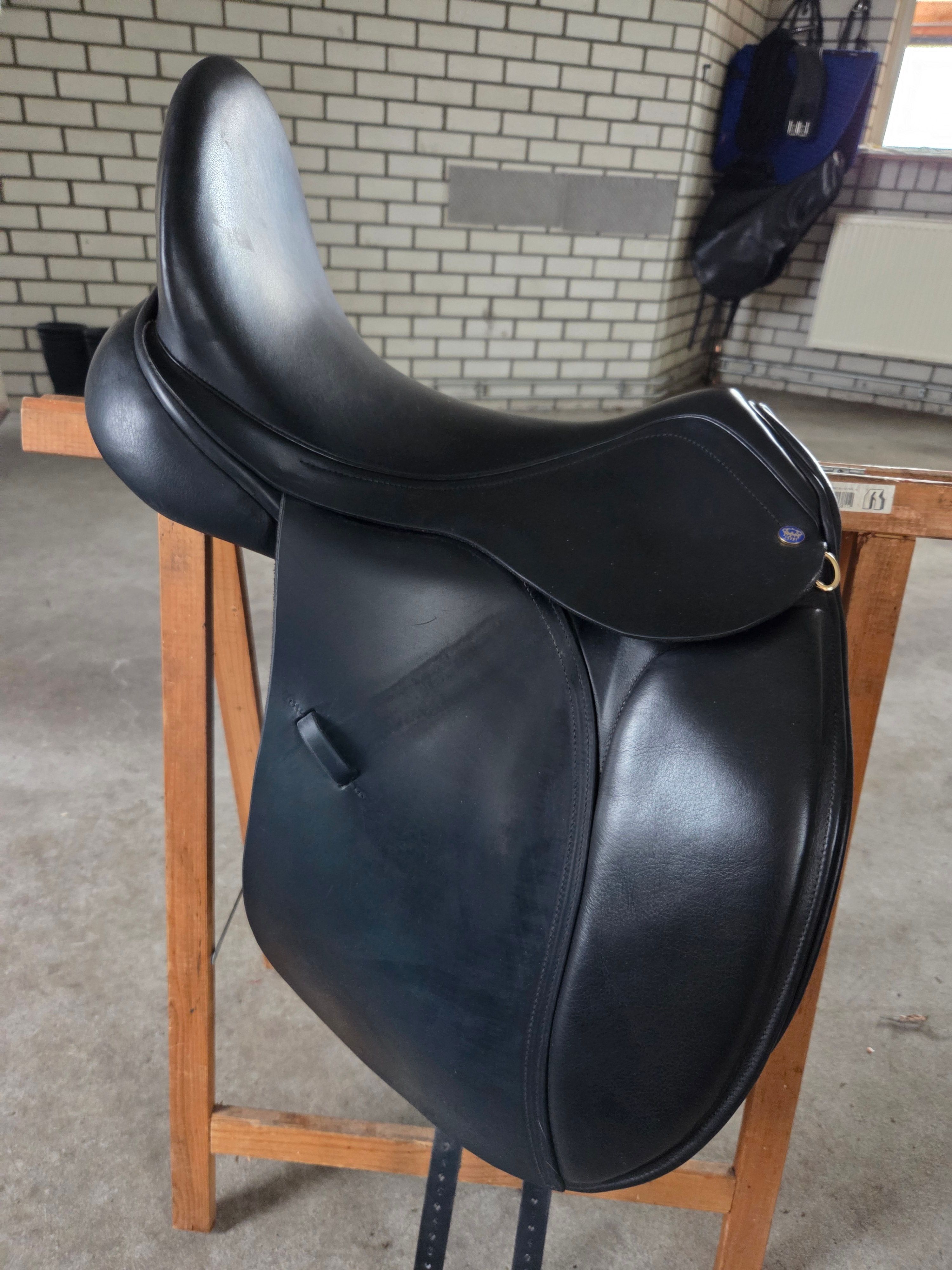 MUST GO: Like new Kieffer Europe CT, 18-inch dressage saddle. - Photo 2