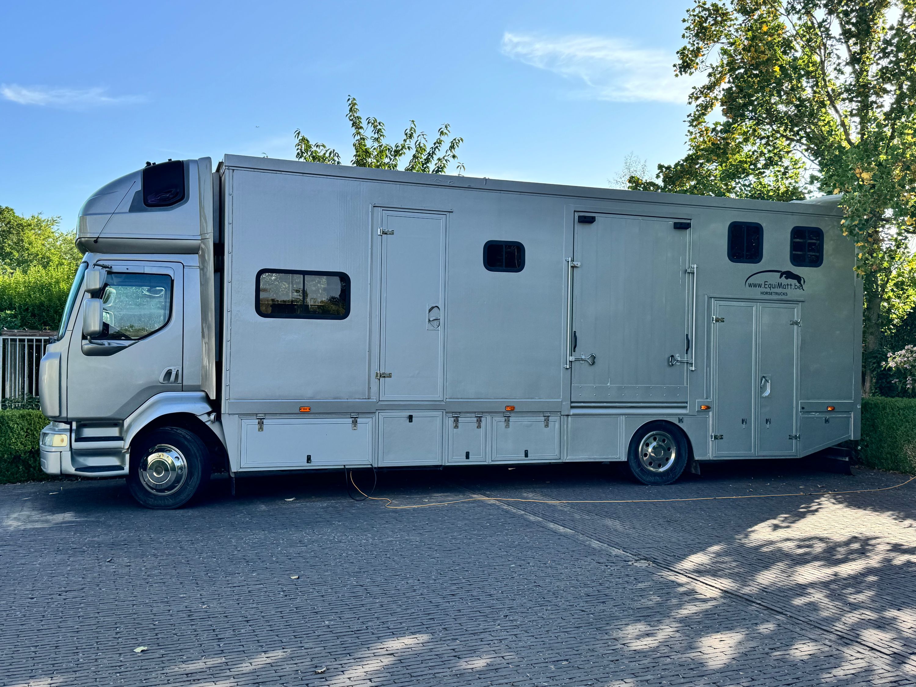 Renault horse truck for 5 horses (or 3 + carriage) with living area (mobilhome)
