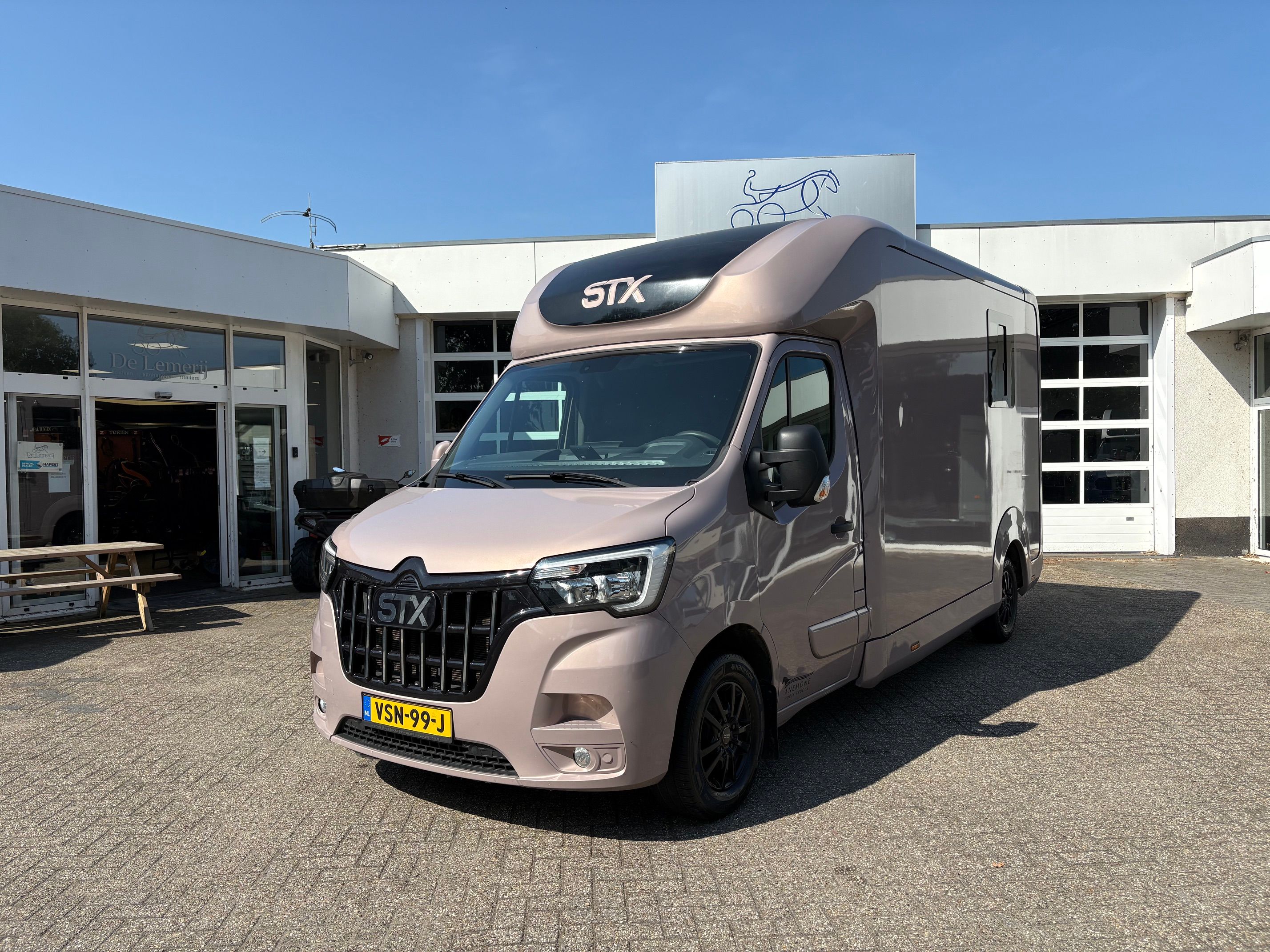 Renault Master STX Hengstenuitvoering Handbak 2022 in Aston Martin Blush Pink metallic Marge auto met wat werk rondom