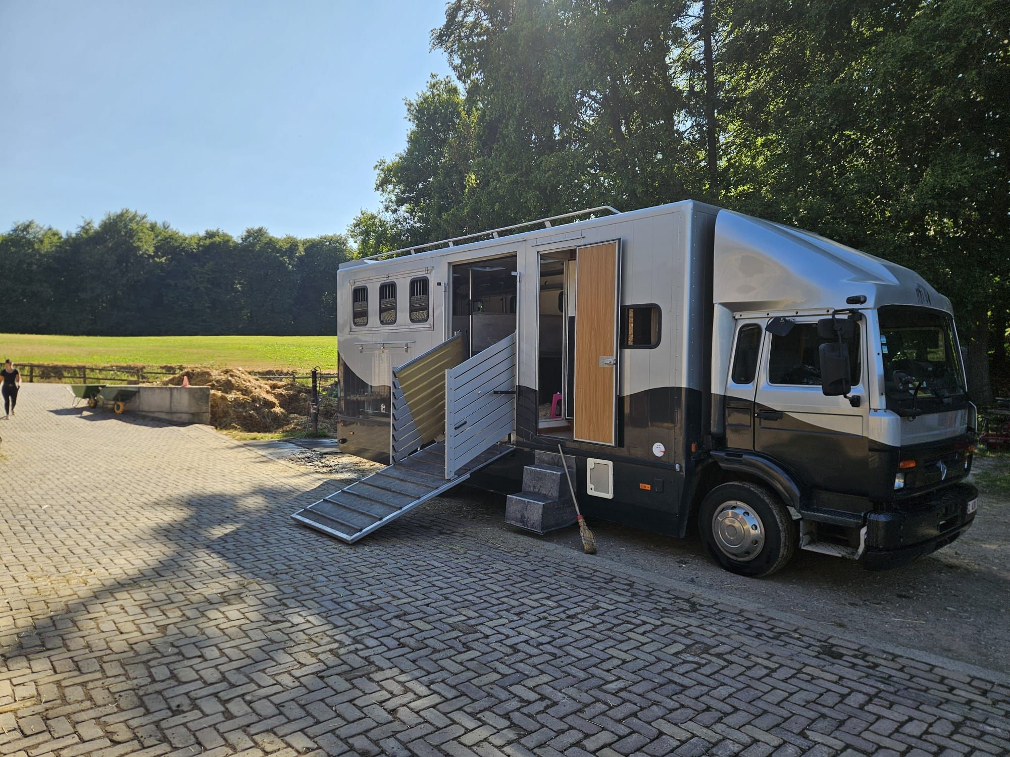 非常保养良好的 Renault 带生活区运马卡车 – 4匹马 / 5匹小马