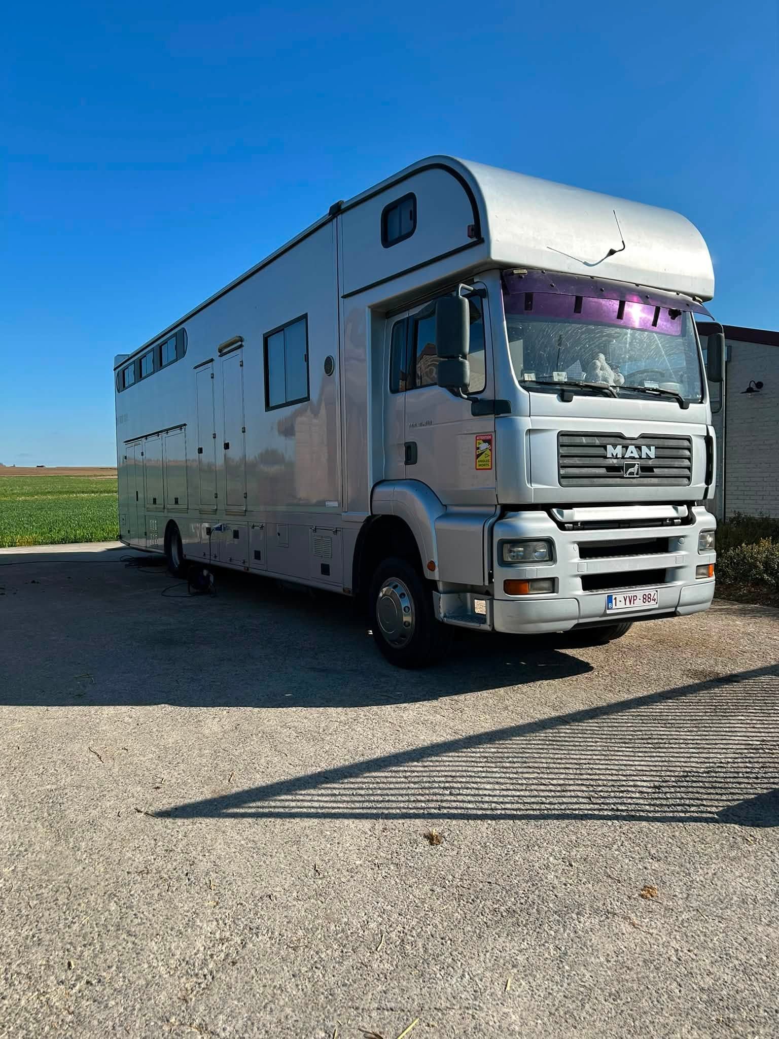 MAN paardenvrachtwagen met mobilhome