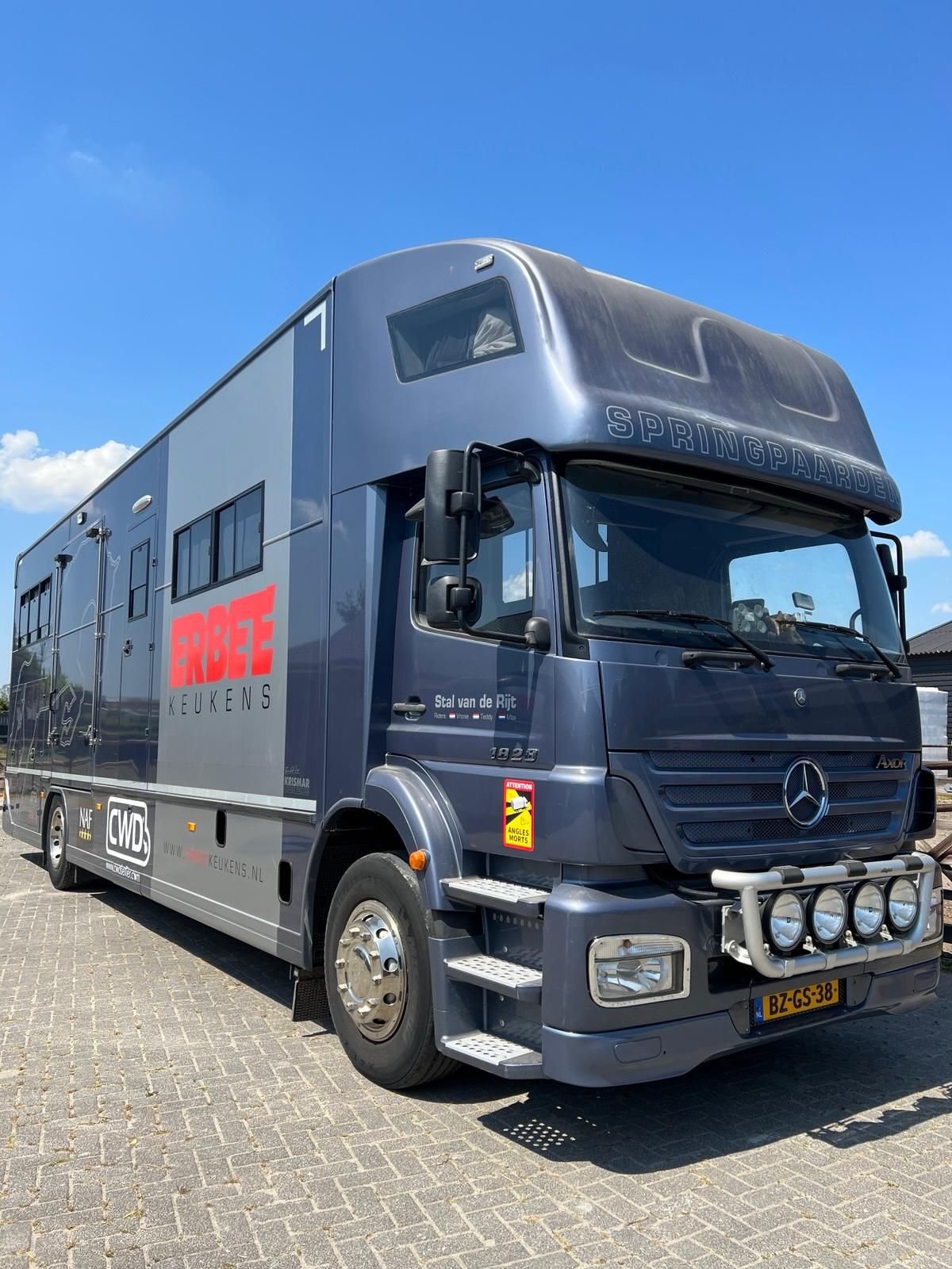 Mercedes 5-Pferde-Pferdetransporter mit Wohnbereich