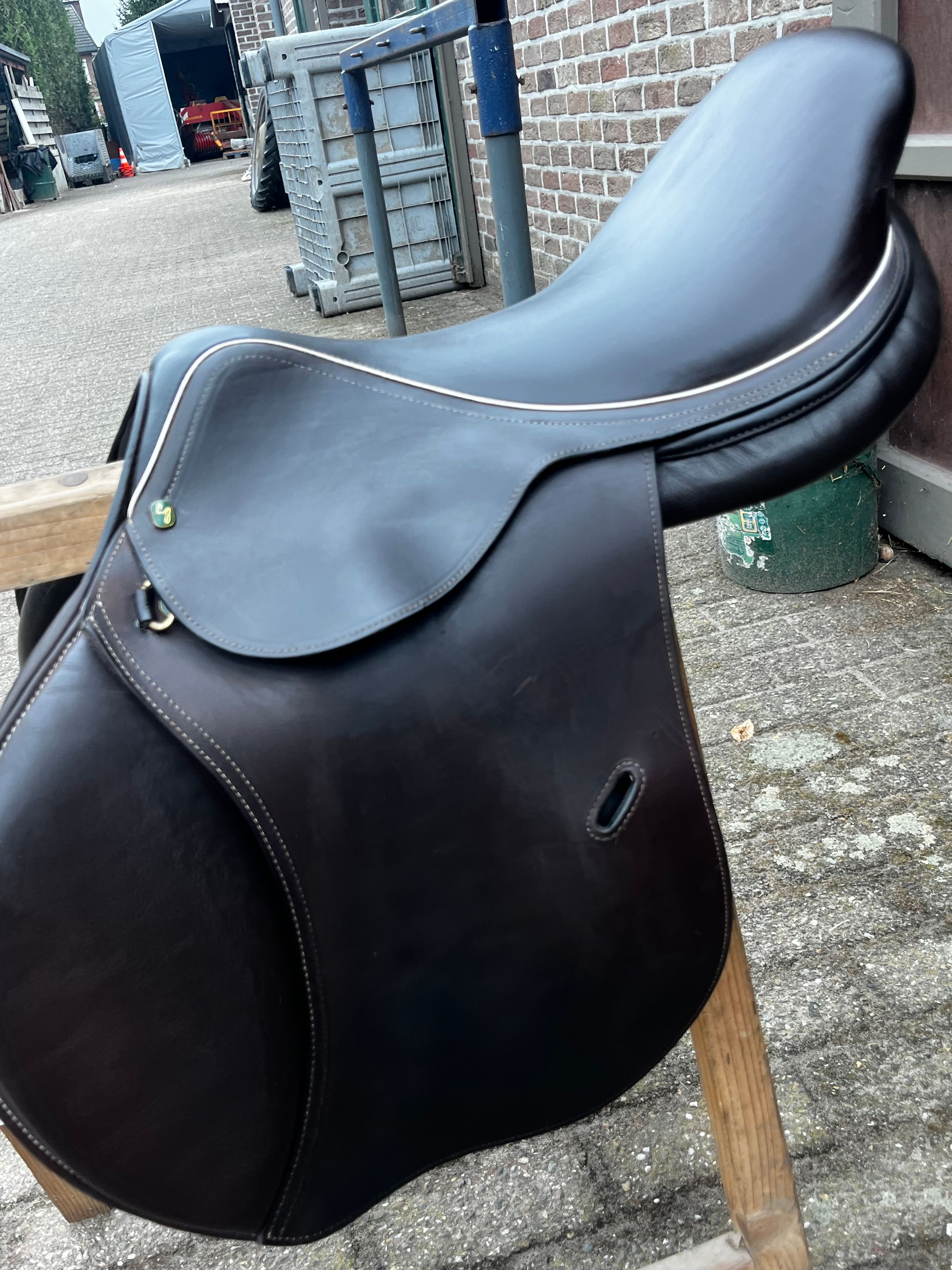 LJ Leathers jumping saddle 18” Medium black - Photo 2