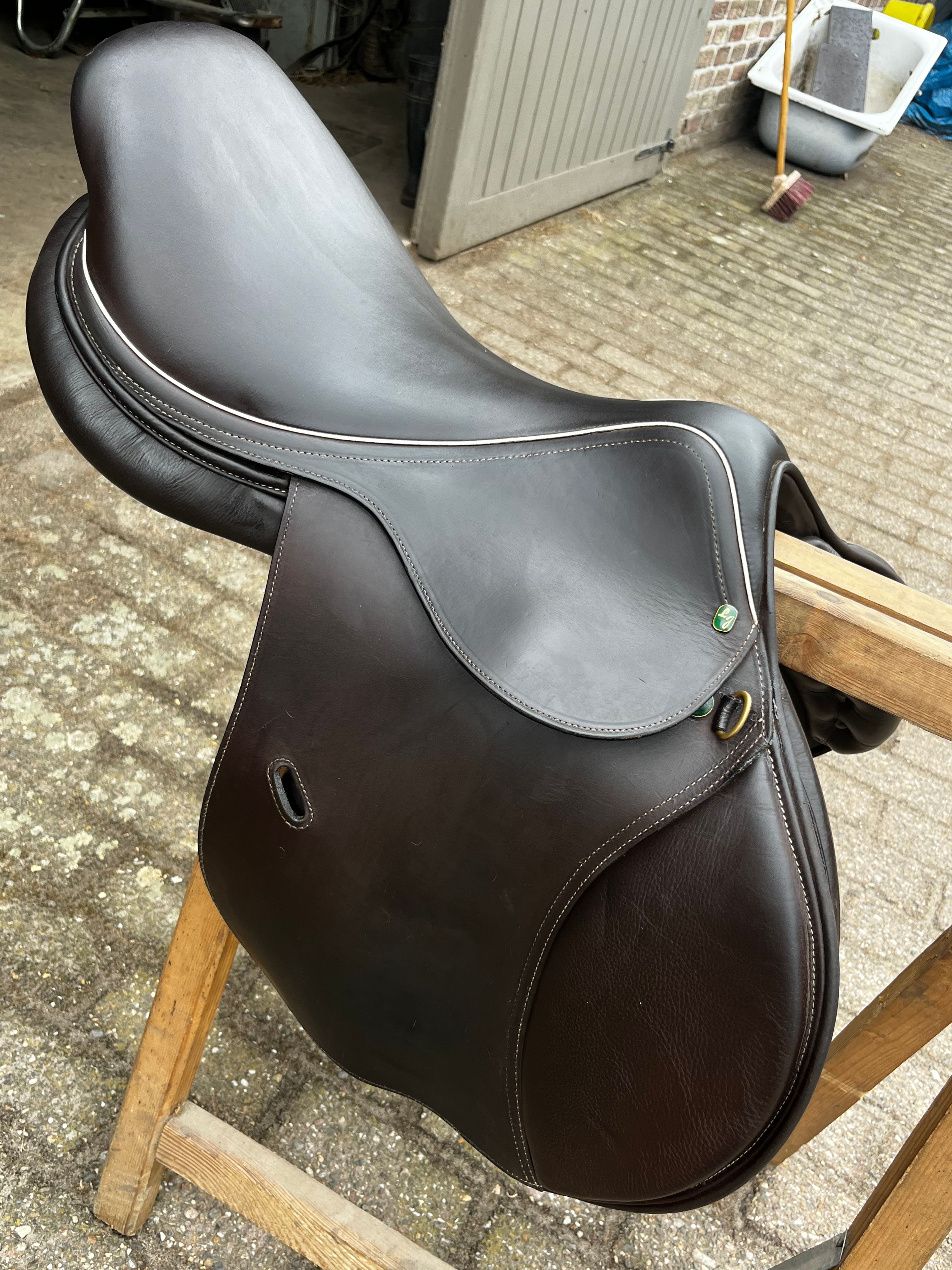 LJ Leathers jumping saddle 18” Medium black - Photo 3