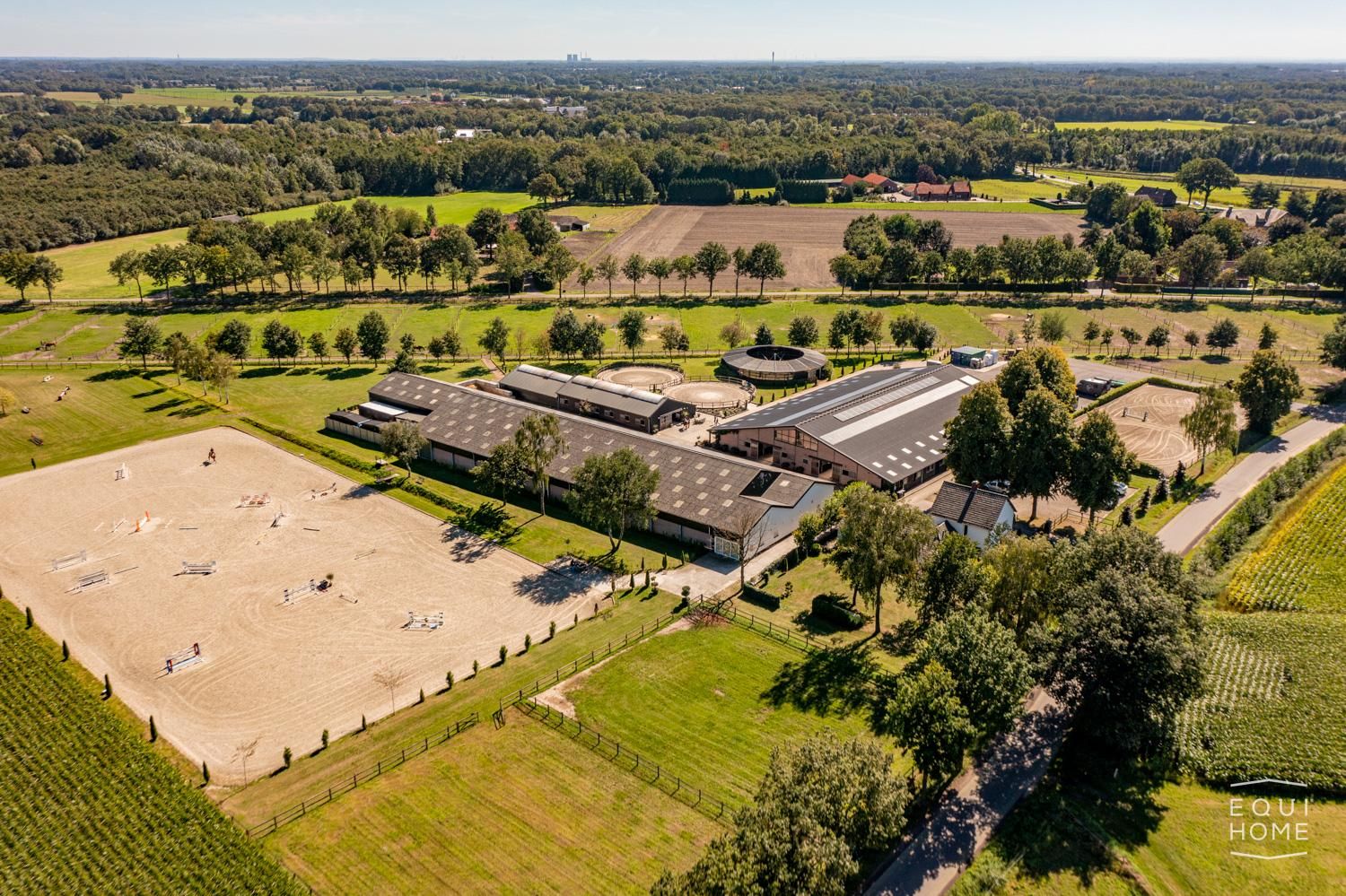 Privat stalllänga med 13 boxar, sadelkammare, 2 spolspiltor och hagar.