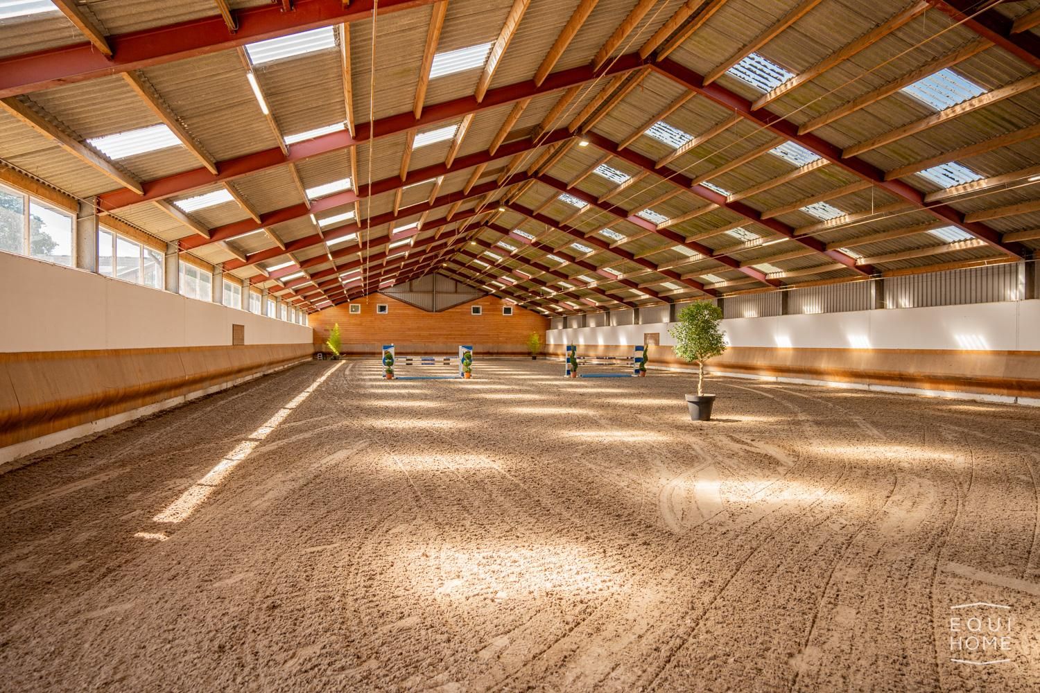 Privat stalllänga med 13 boxar, sadelkammare, 2 spolspiltor och hagar. - Foto 6