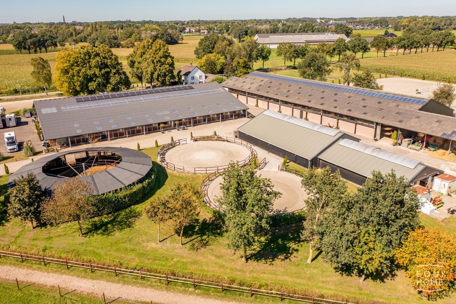 Privat stalllänga med 13 boxar, sadelkammare, 2 spolspiltor och hagar. - Foto 3