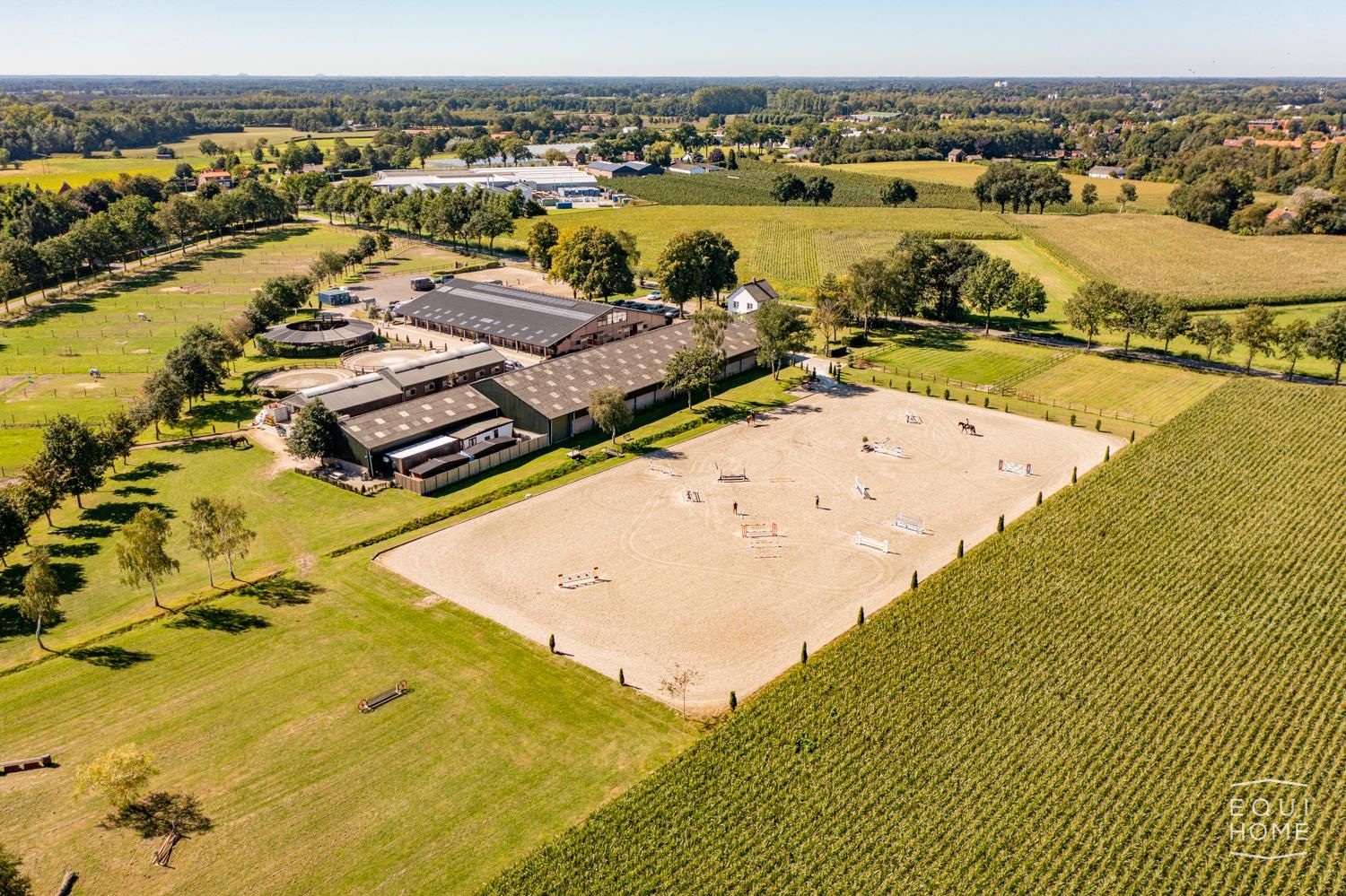 Privat stalllänga med 13 boxar, sadelkammare, 2 spolspiltor och hagar. - Foto 5