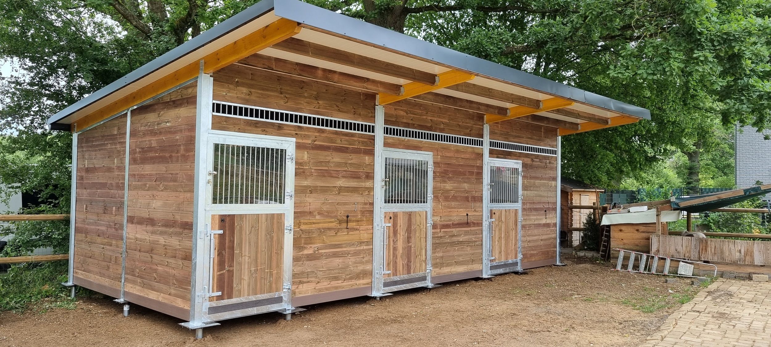 Outdoor Stable & Horse Boxes | Shelters for Horses - Modern Horse Stable Construction | Stable Building - Photo 5
