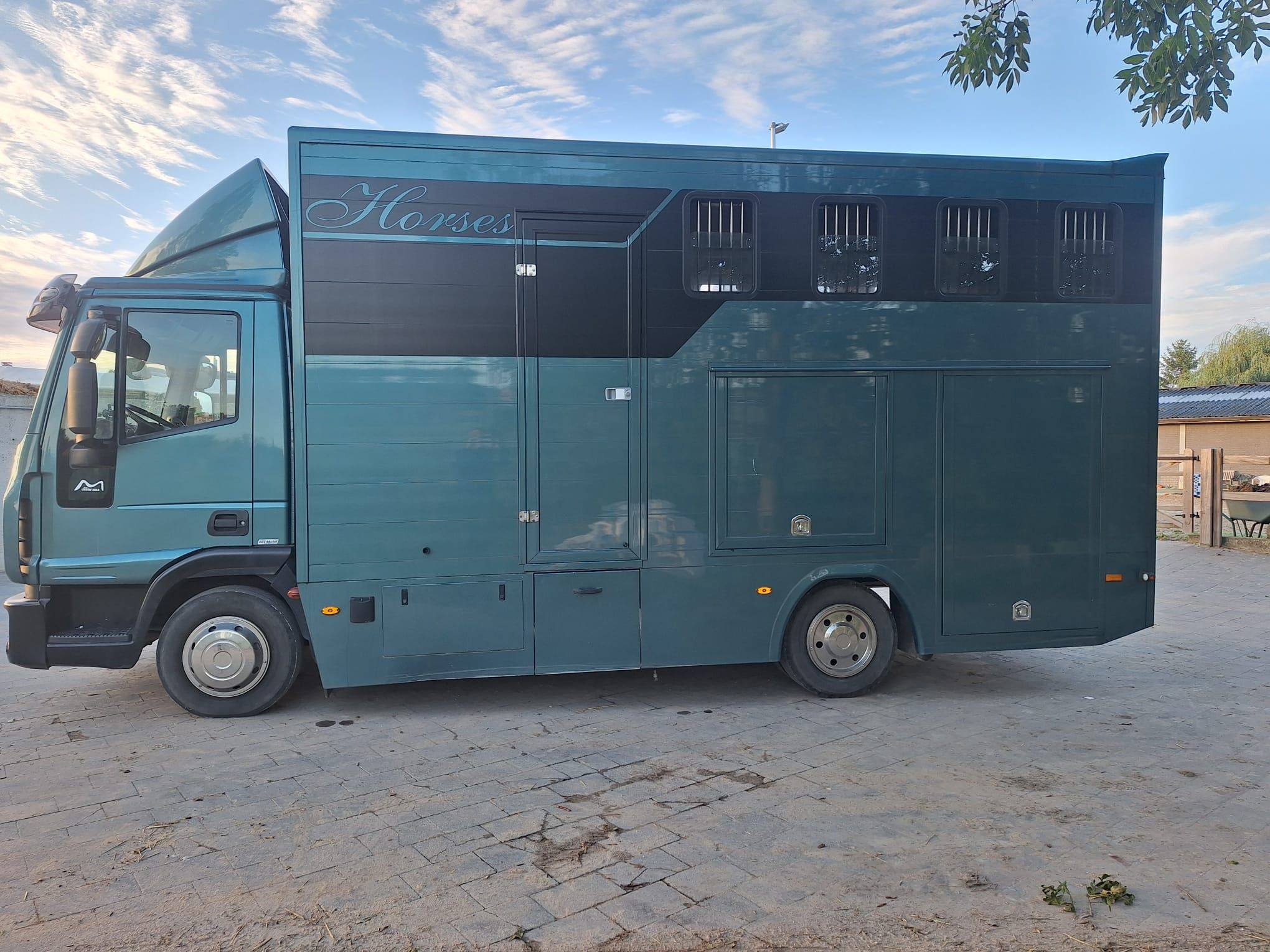 Very practical 4 horse lorry
