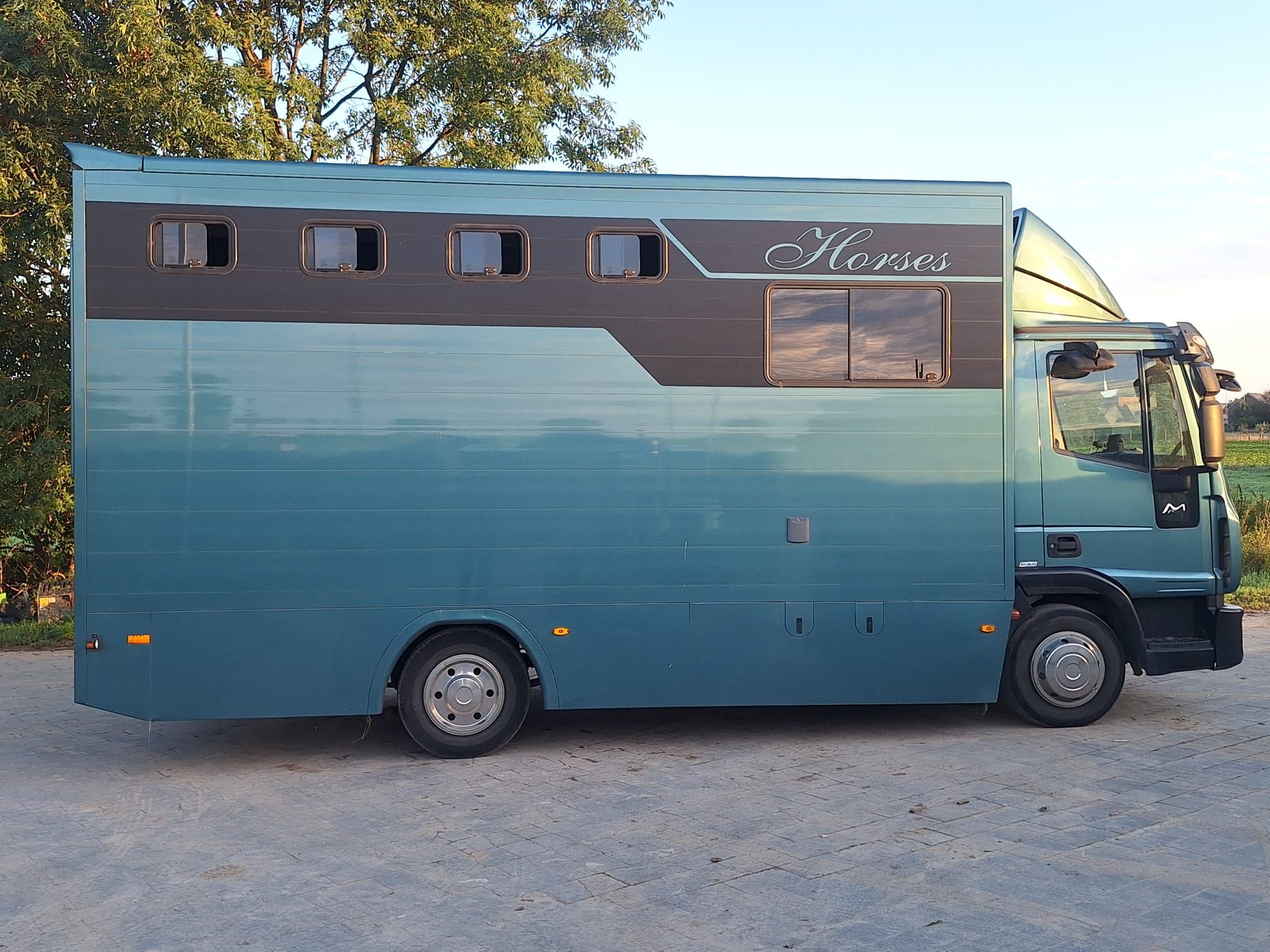 Very practical 4 horse lorry - Photo 2
