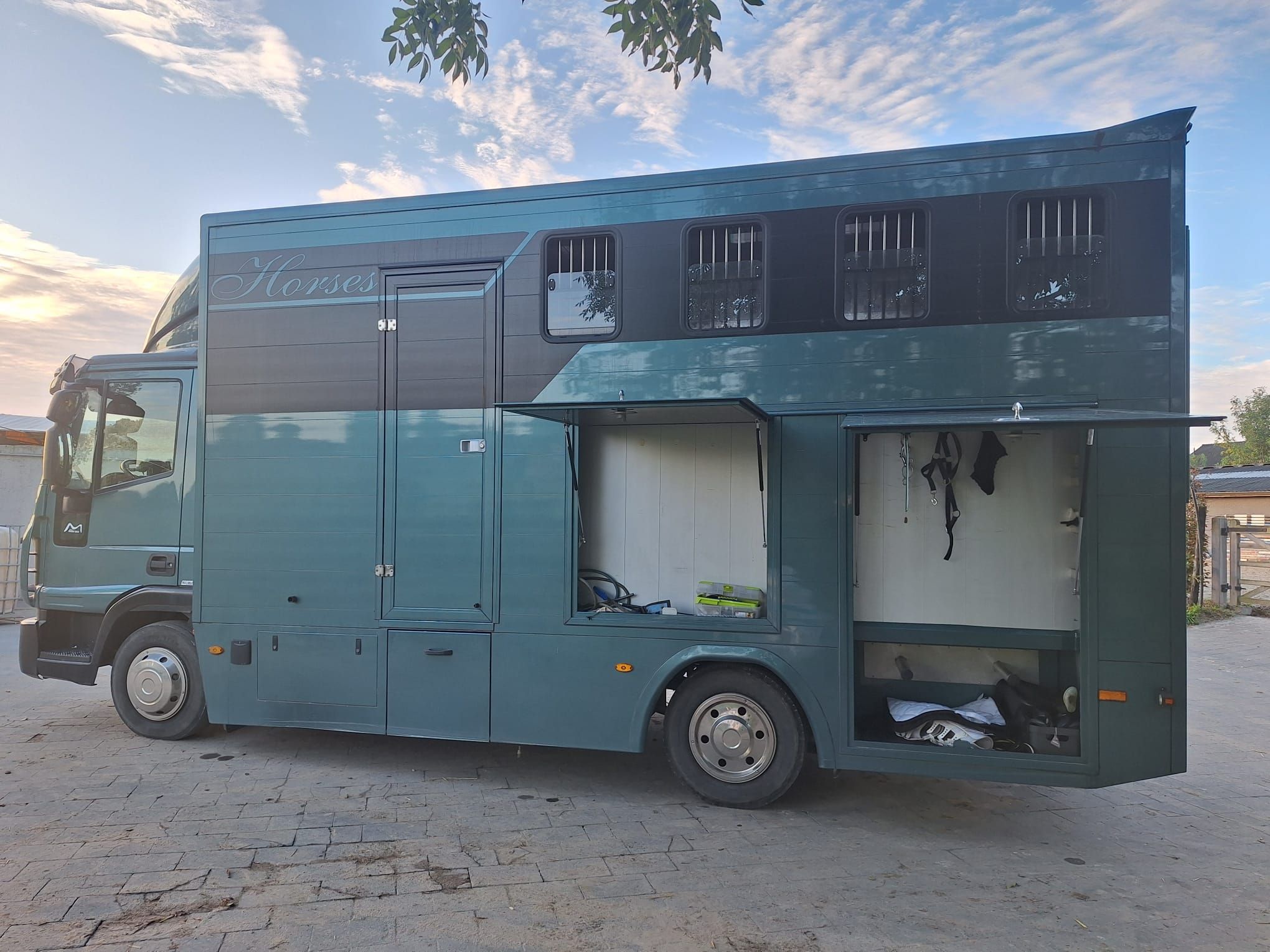 Very practical 4 horse lorry - Photo 5