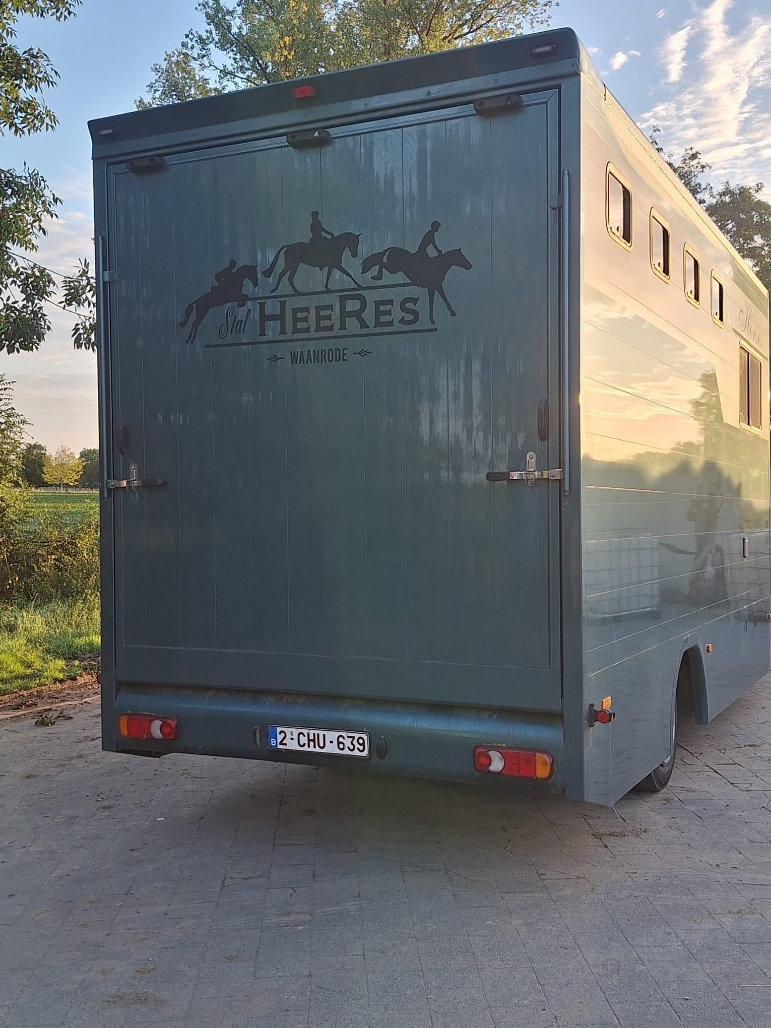 Very practical 4 horse lorry - Photo 3