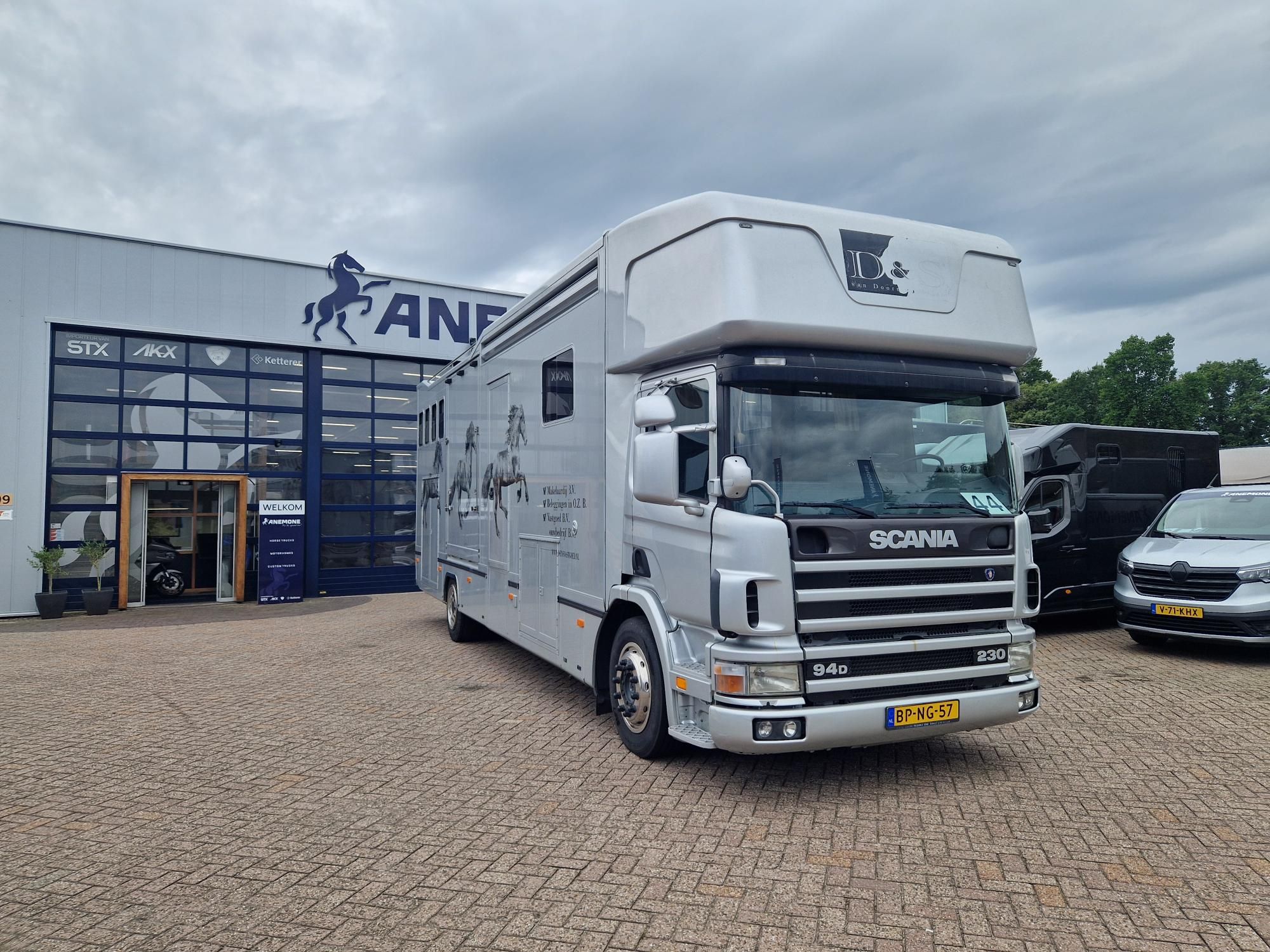 Scania P94 na 5 koni plus część mieszkalna z pop-outem, zabudowa Roelofsen (Anemone:id44)