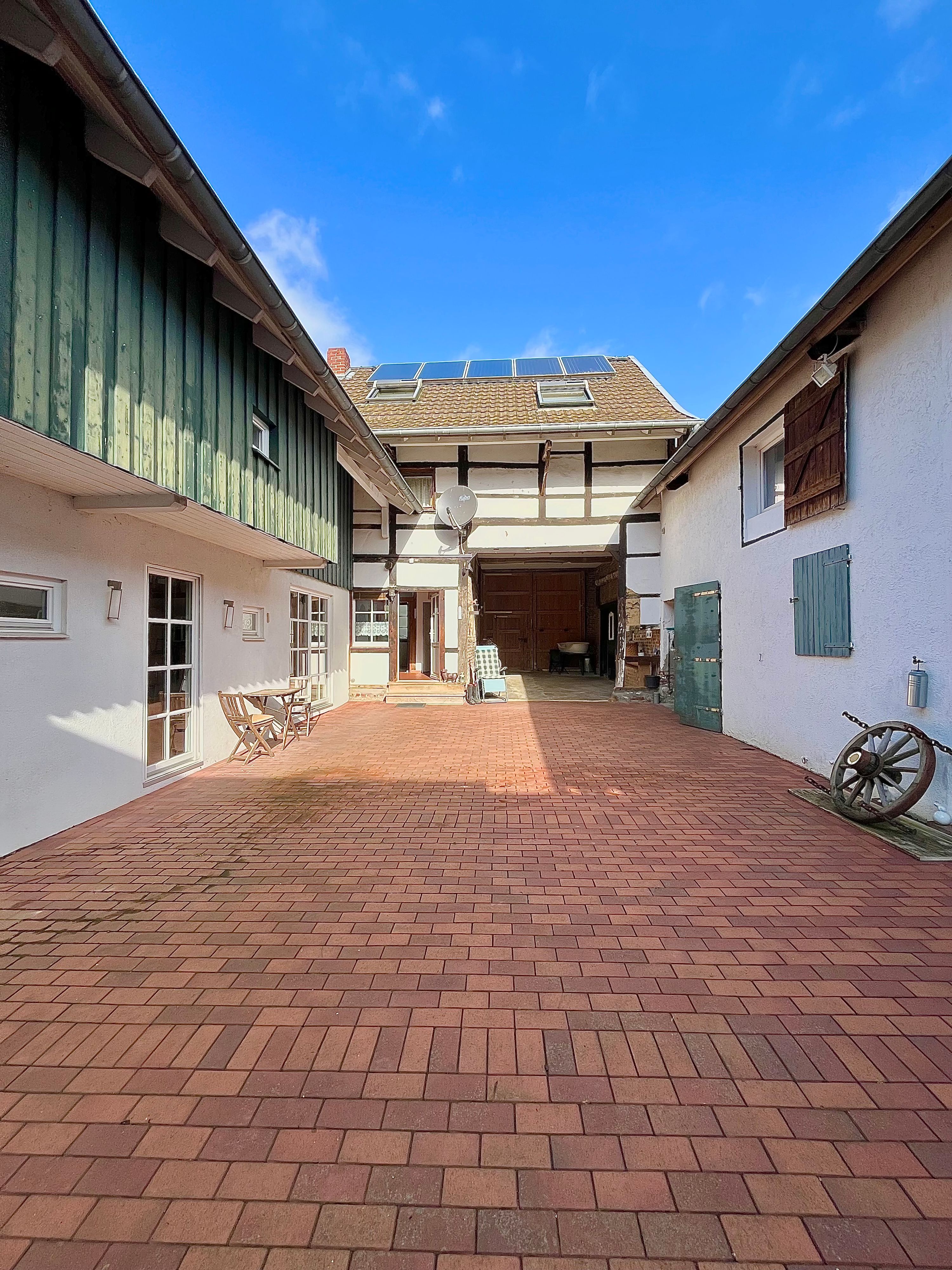 Bezugsfertiger Bauernhof mit Innenhof, Pferdestall & Homegym