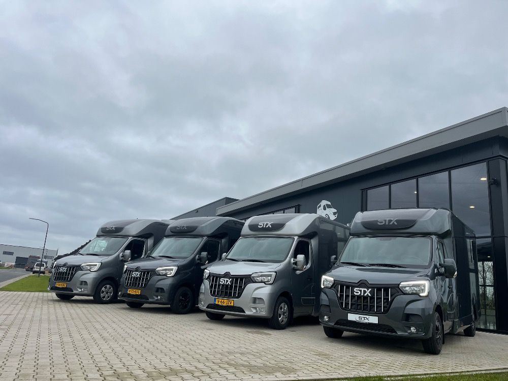 4 x nieuwe STX paardenwagen enkele + dubbele cabine