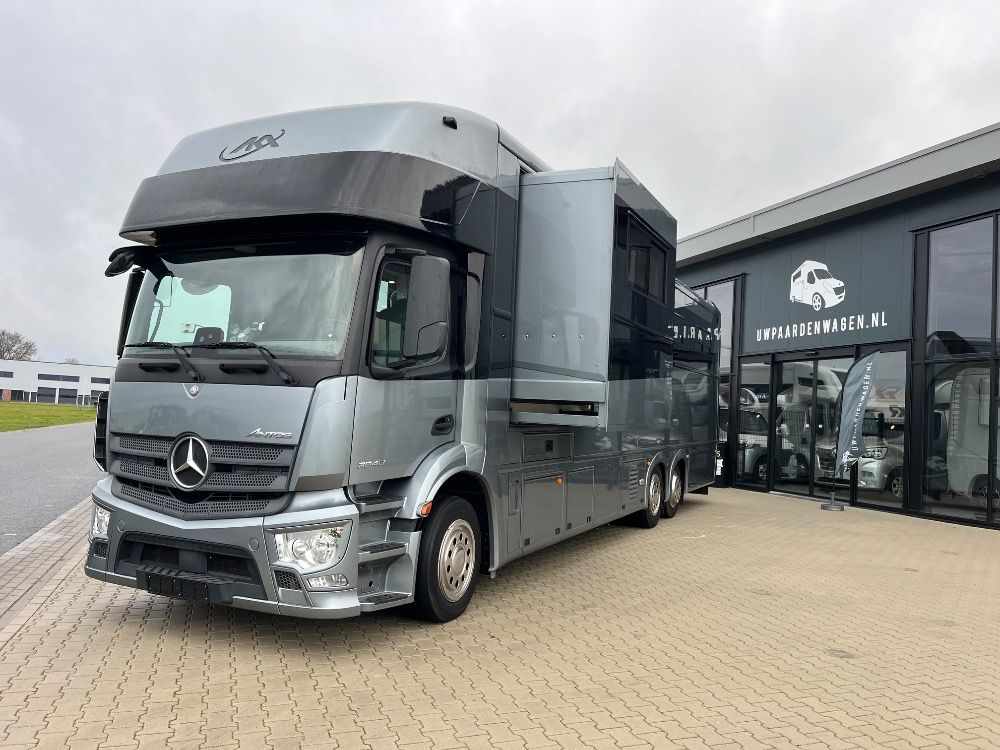 AKX Paardenvrachtwagen living 6 paards