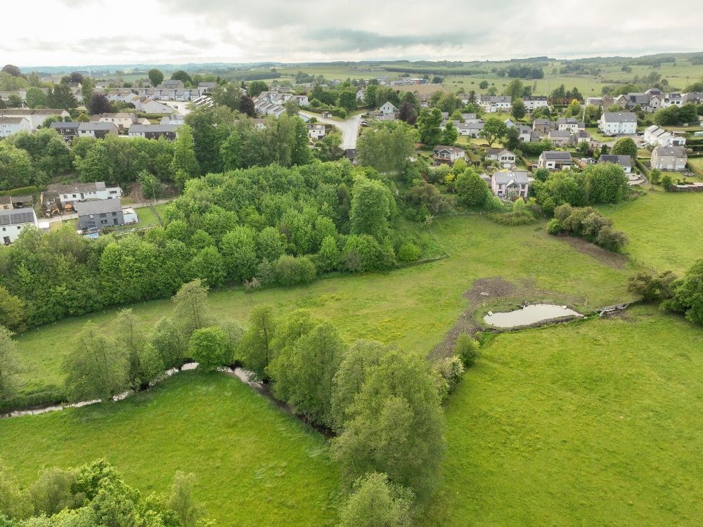 Haras + uitzonderlijk huis in Neufchteau