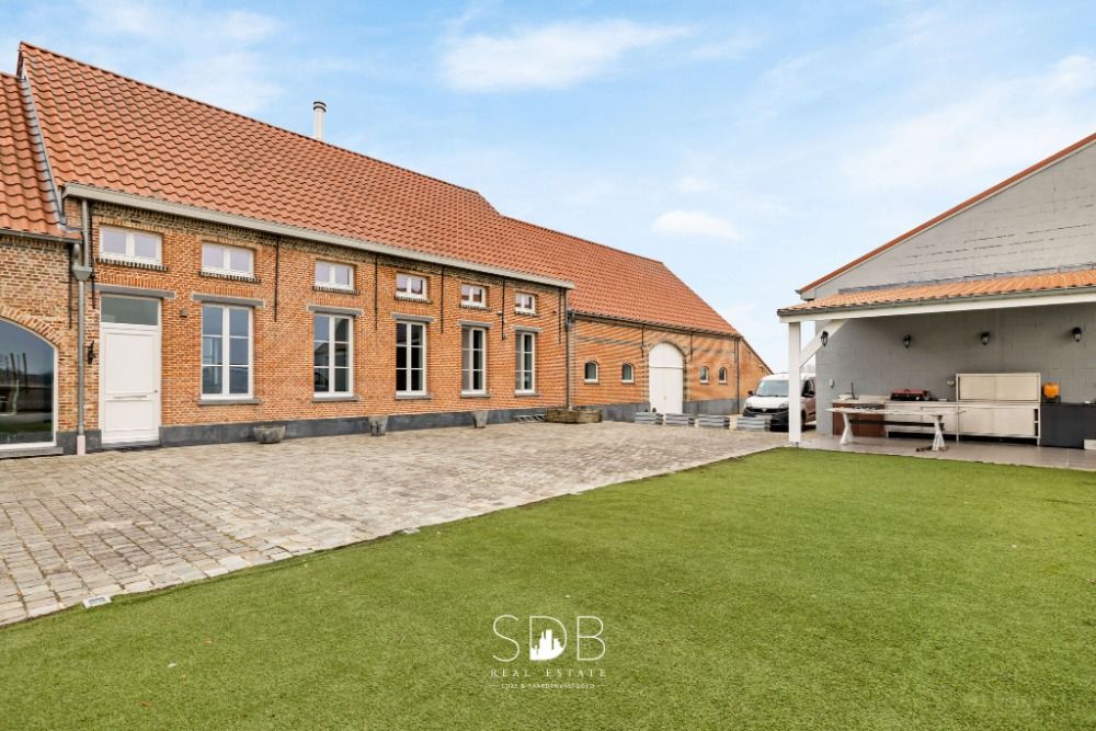 Prachtige villa in hoevestijl met bijgebouwen en graslanden op 89.070m2. - Foto 3