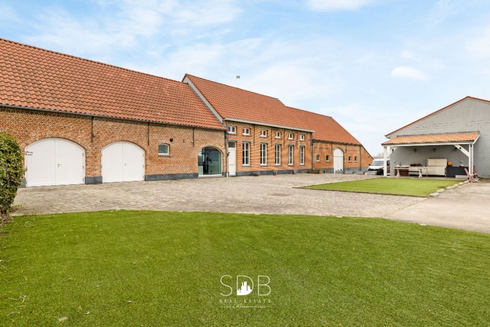 Prachtige villa in hoevestijl met bijgebouwen en graslanden op 89.070m2.