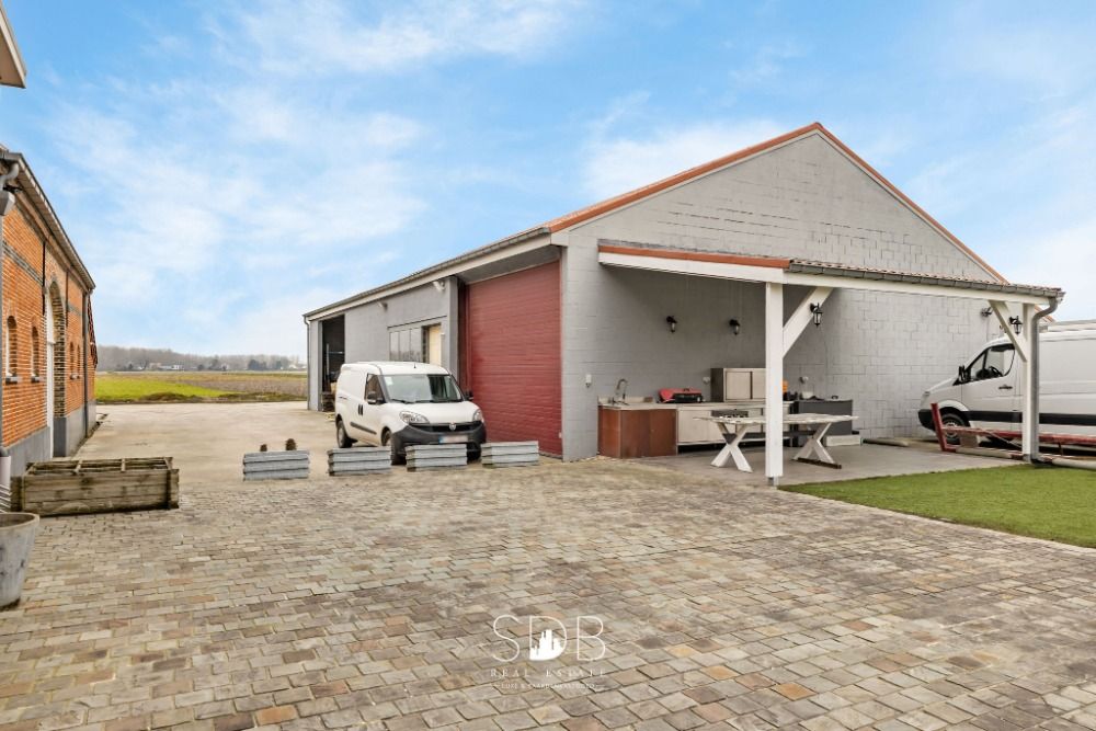 Prachtige villa in hoevestijl met bijgebouwen en graslanden op 89.070m2. - Foto 2