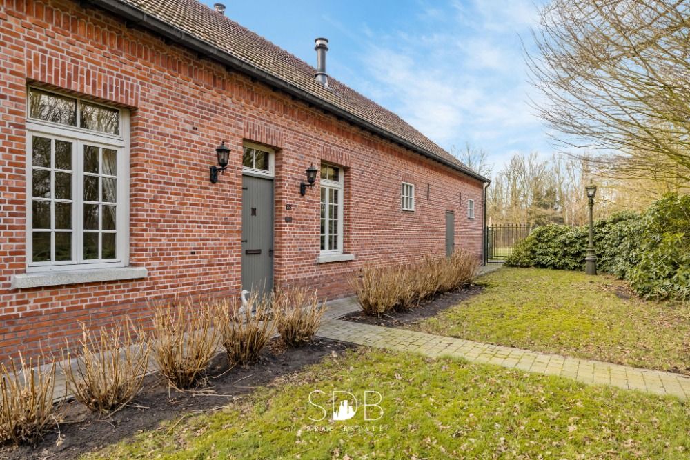 Authentieke hoeve met diverse nbijgebouwen en graslanden op 93.155m2