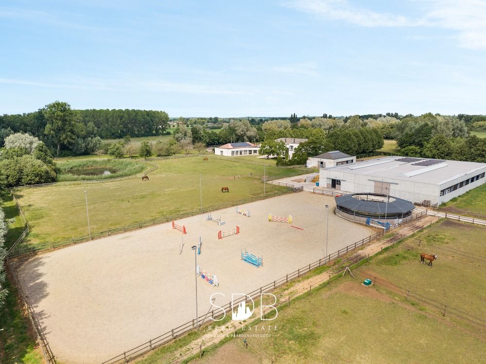 Prachtige villa met hippische accommodatie en graslanden op +/- 23hectare te Deinze