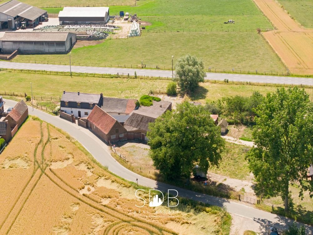 Charmante hoeve met bijgebouwen en graslanden op 27.559m te Herzele | België