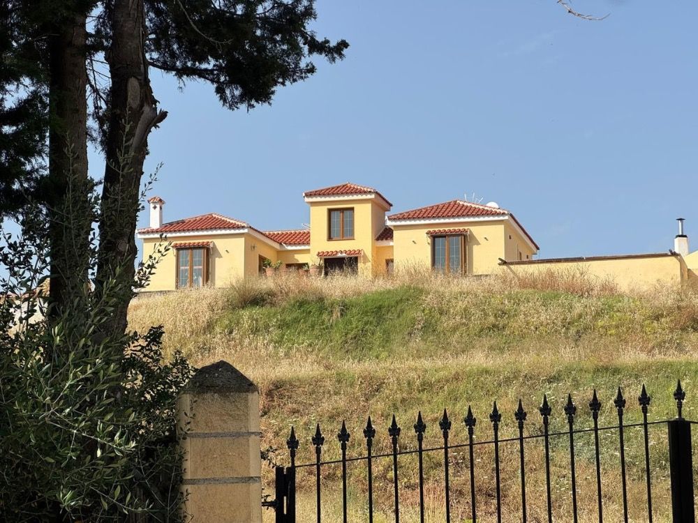 Villa te koop met paardenstallen aan de Costa del Sol (Mijas Costa) dicht bij alle voorzieningen!