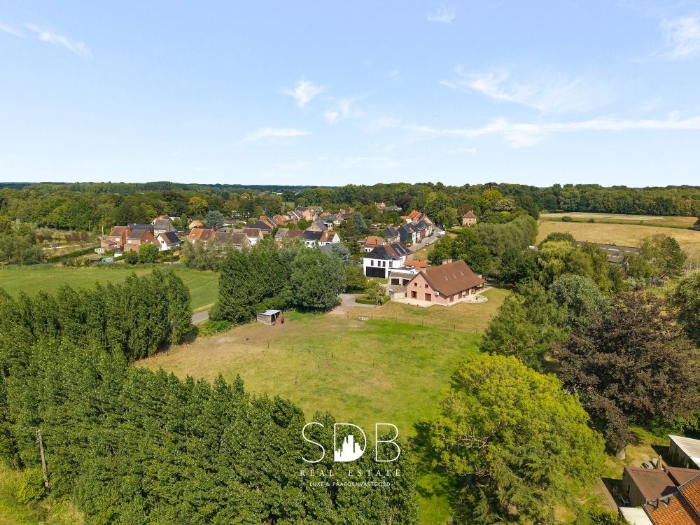 Hedendaagse villa met gezinstuin en graslanden op 7.496m2 te Destelbergen | België