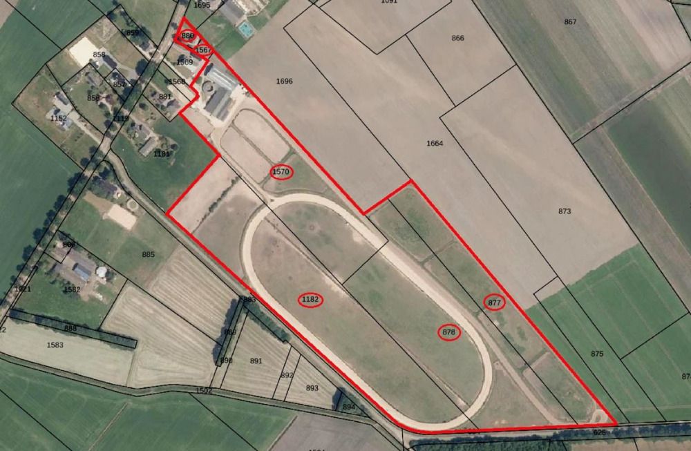 Stud farm with 56 horse stables, carousel and private racetrack with house in the village of Deurze - Photo 2
